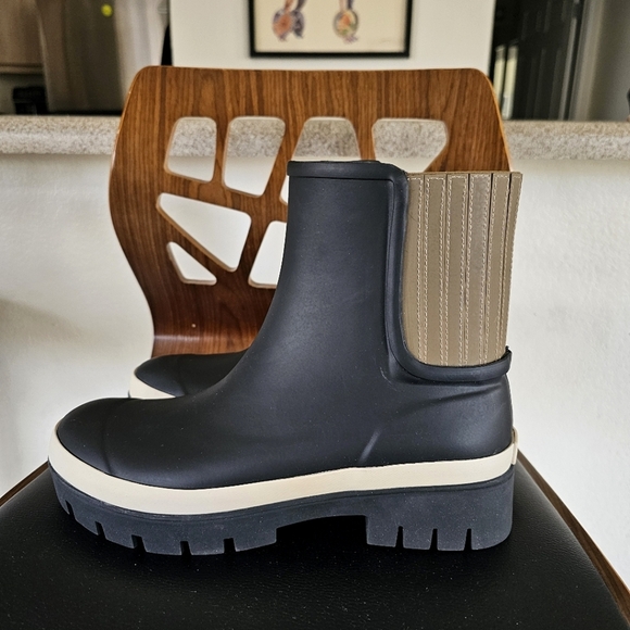 TORY BURCH BLACK HURRICANE RUBBER ALL WEATHER RAIN ANKLE BOOTS NWT - Picture 5 of 14